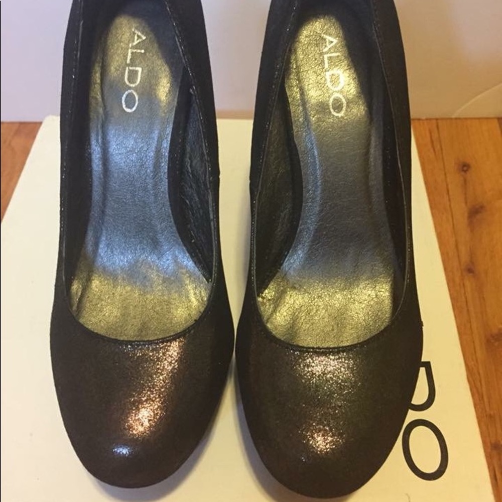 Shimmery also heels. - Picture 4 of 4